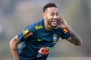 Apoio de Neymar a Bolsonaro gera debate nas redes sociais em véspera da Copa; Marquezine vai em Lula
