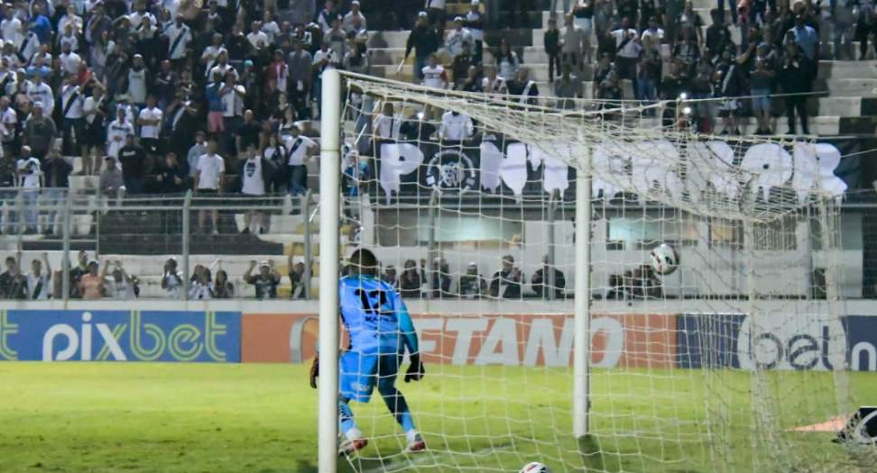 Elvis fez gol da Ponte Preta