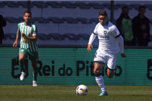 Lateral passa por cirurgia no rosto e Botafogo informa: 'Realizada com sucesso'