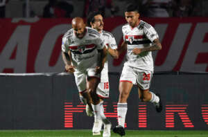 São Paulo 2 (4) x (2) 0 Atlético-GO - Tricolor está na final da Sul-Americana após 10 anos