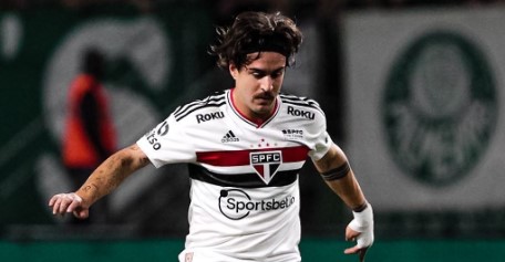 Após comemorar a classificação do São Paulo, exame mostra lesão no joelho de Gabriel Neves 2 Após comemora classificação, Gabriel descobre da lesão