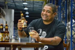 Justiça cobra pensão alimentícia de Vampeta no valor de quase R$ 500 mil