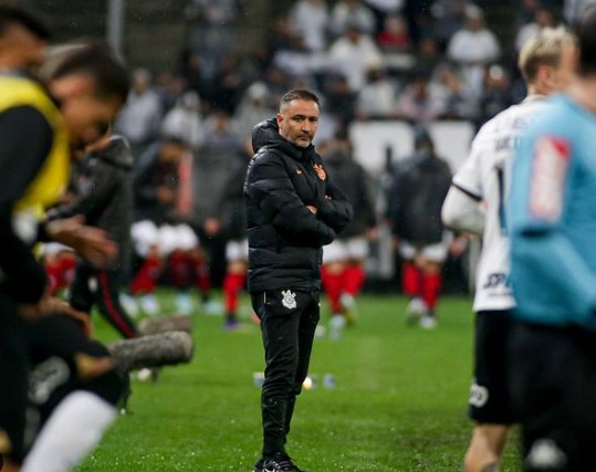 Vítor Pereira rodará elenco do Corinthians mirando final: 'Para não chegar morto'