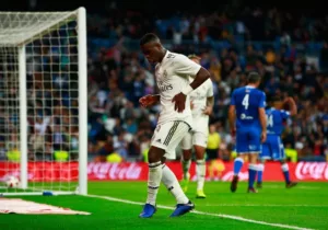 Neymar defende Vinicius Junior após fala racista e levanta hashtag #BailaViniJr