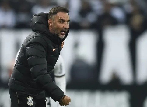 Corinthians não tem pressa para renovar com Vítor Pereira, revela presidente