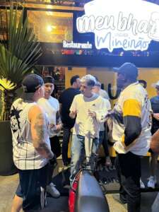 Uniformizada do Atlético-MG enquadra Zaracho em bar: 'Vim comer com a família'