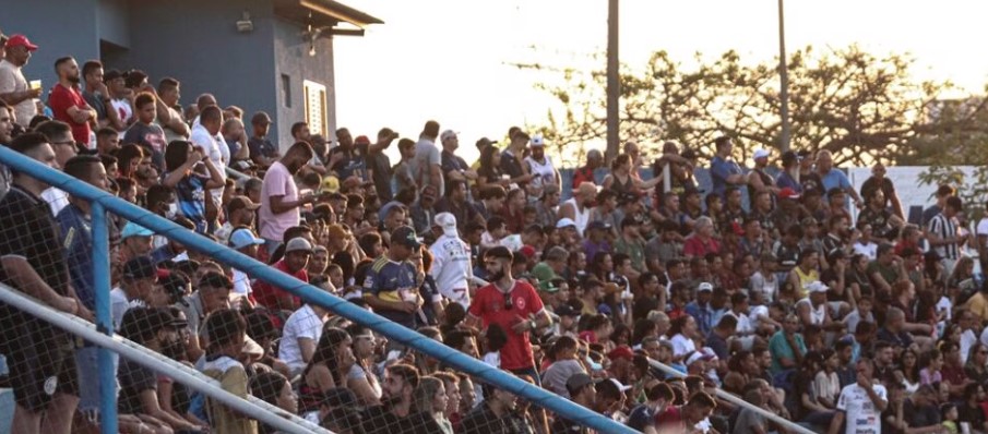 Torcida da Aparecidense no Aníbal de Toledo