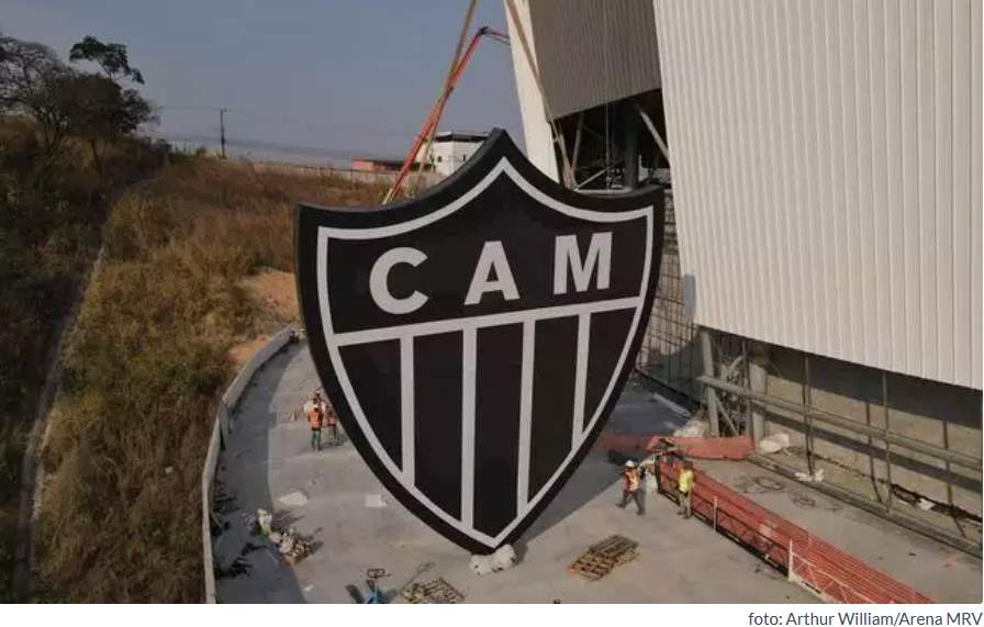 Em baixa, Atlético-MG testa iluminação em escudo da Arena