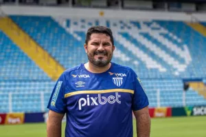 Barroca admite cobrança da diretoria, mas jogo em Caxias pode tirar Avaí da degola