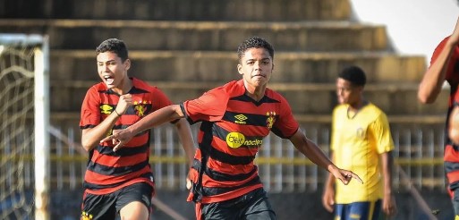 Garoto polivalente ganha destaque no Sport e marca diante do seu ex-clube