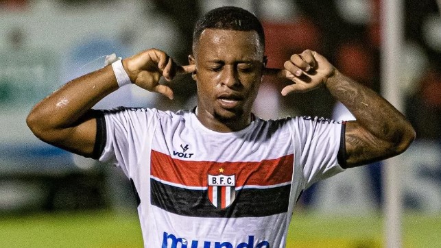 Bruno Michel vem de pouco rendimento no Botafogo