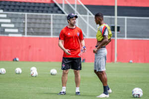 Série C: Técnico do Vitória pede pés no chão para dar o 