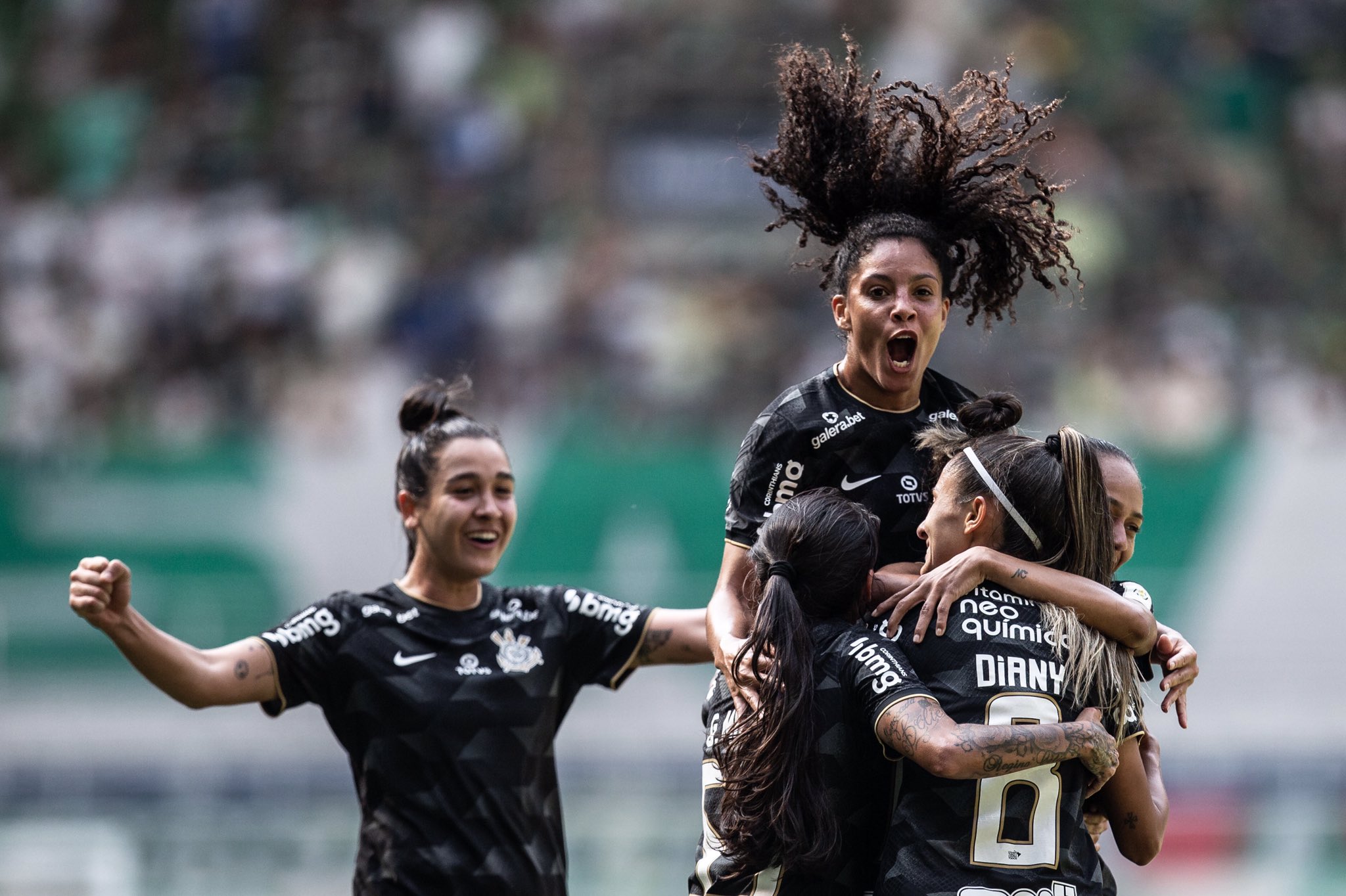 BRASILEIRÃO FEMININO: Corinthians goleia o Palmeiras no Allianz e crava vaga na final
