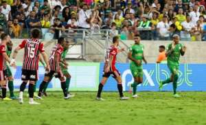 Deyverson agradece assistência de ex-Ponte... em gol de pênalti!