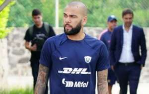 Pumas-MEX anuncia lesão de Daniel Alves e lateral pode ficar de fora da Copa