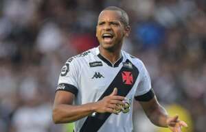 Lateral Edimar, do Vasco, relata ameaça: 'Inútil, merece morrer'