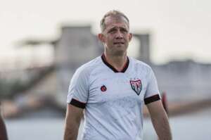 Com um pé na Série B, Atlético-GO não banca Eduardo Baptista