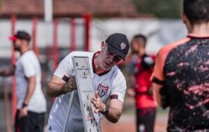 Presidente banca Eduardo Baptista no Atlético-GO