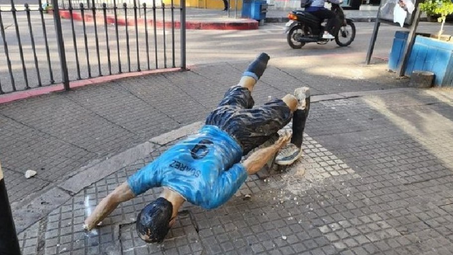 Estátua de Luis Suárez é destruída por torcedores do Peñarol