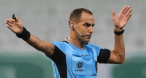 Árbitro é afastado de jogo da Libertadores por erro em jogo do Brasil