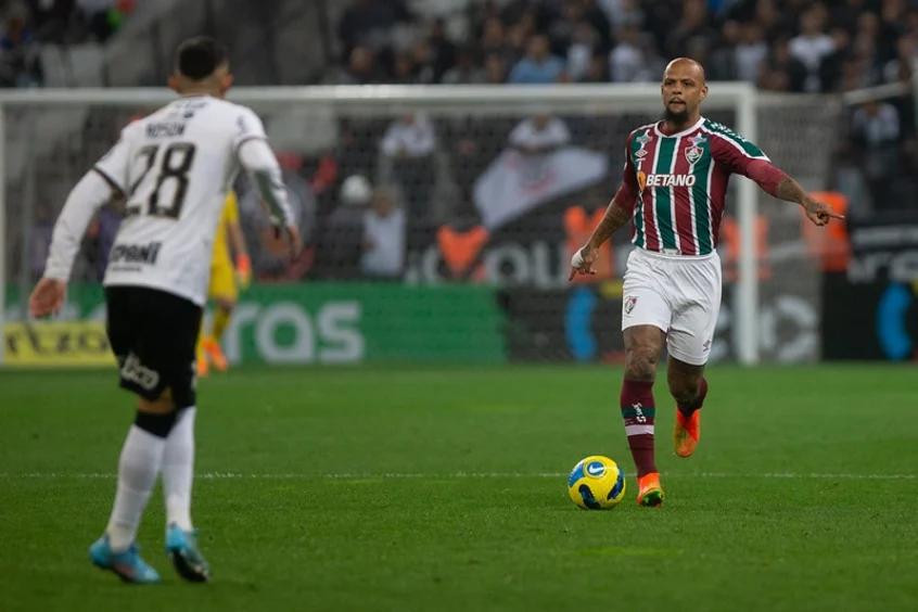 Felipe Melo é alvo de provocações da torcida do Corinthians após queda com o Fluminense