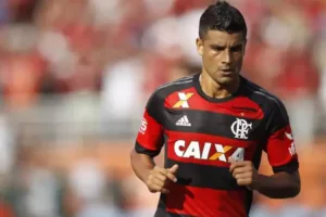 Após Bruno Henrique anunciar novo cirurgia no Flamengo, Ederson critica: “Conheço esse filme