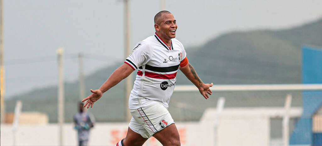 Walter comemorando gol no Santa Cruz