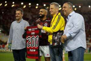 Gabigol chega a 200 jogos pelo Flamengo e é homenageado no Maracanã. VÍDEO!