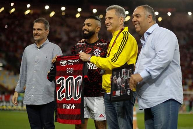 Gabigol chega a 200 jogos pelo Flamengo e é homenageado no Maracanã