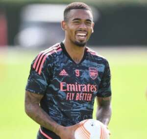 Mãe e mulher de Gabriel Jesus se reconciliam e aproveitam momentos em família em Londres