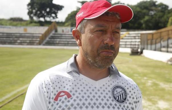 Gilberto Pereira é o treinador do líder Inhumas