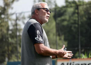 Hélio dos Anjos vê seleção brasileira 'nervosa e sem mobilidade'