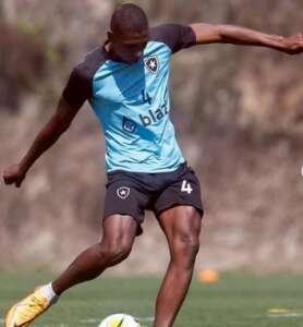 Brasileirão: Zagueiro do Botafogo é sondado por clube russo, mas valores não animam