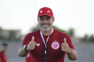 Série D: Leandro Sena, do América-RN, celebra o título mas não sabe se continua