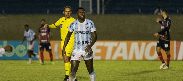 Douglas Coutinho está fora do jogo contra o Vasco