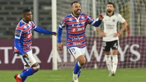 moises do fortaleza comemora gol sobre o colo colo pela copa libertadores