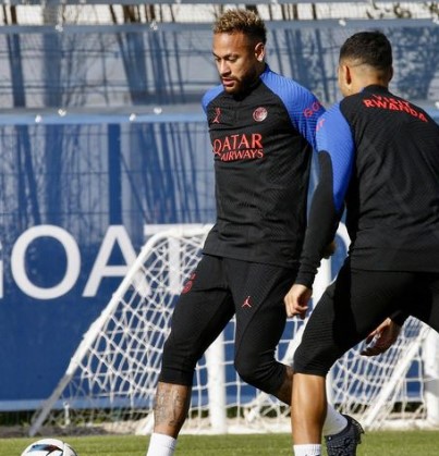 Neymar e Mbappé vivem clima de tensão no Paris Saint-Germain, diz jornal francês