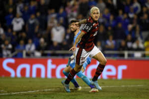 Após polêmica, Pedro, do Flamengo, recebe ‘bola do hat-trick’. Veja o vídeo !