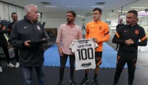 Lucas Piton é homenageado pelos 100 jogos no Corinthians: 'Um orgulho imenso'