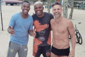 De folga, Diego joga futevôlei com Robinho em Santos