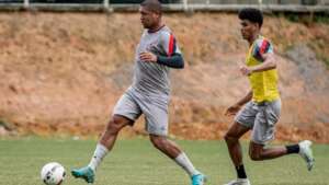 Série C: Jogador do Vitória tem celular furtado e clube passa endereço para devolução