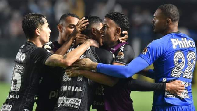 Ângelo celebra 'um dos melhores jogos pelo Santos' 2 Santos 2 x 0 Athletico