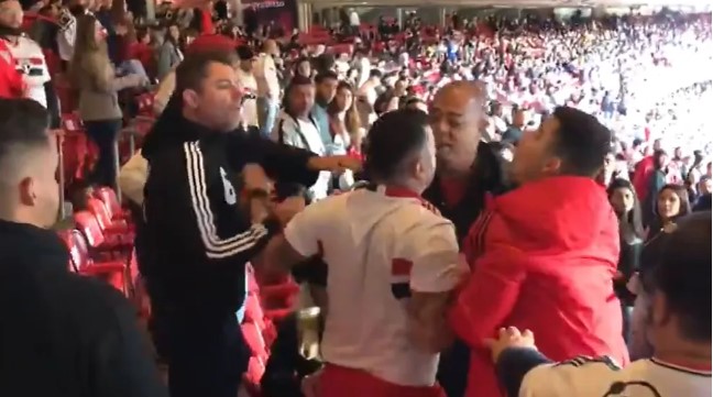 Torcedores do São Paulo brigam com criança que comemorou gol do Corinthians no Morumbi