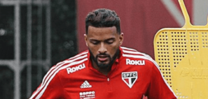 Poupados, titulares do São Paulo treinam de olho no Flamengo