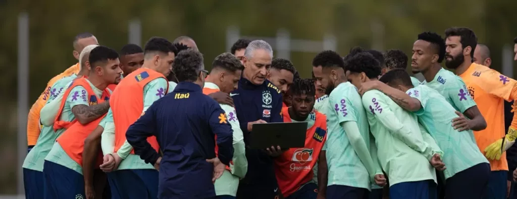 tite mostra apresentacao para jogadores no computador durante treino da selecao brasileira em le havre na franca 1663778244442 v2 1400x540.jpg