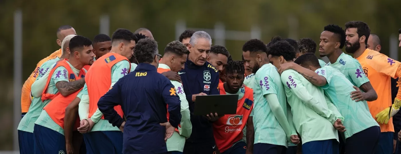 tite mostra apresentacao para jogadores no computador durante treino da selecao brasileira em le havre na franca