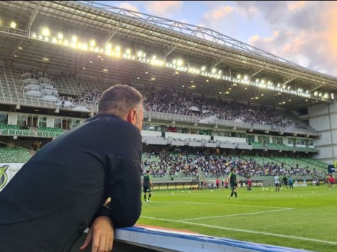 Vítor Pereira espera contar com Maycon nas finais da Copa do Brasil