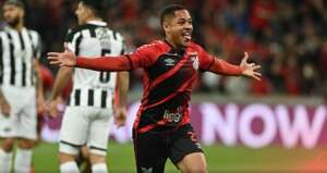 Jornal lista interessados em Vitor Roque, do Athletico-PR