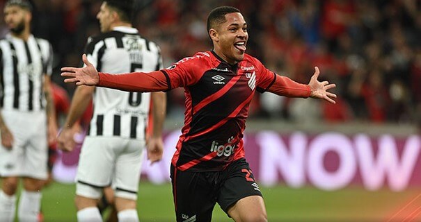 Jornal lista interessados em Vitor Roque, do Athletico-PR