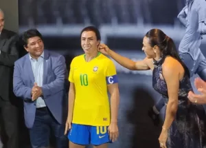 Marta chama de 'lamentável' assédio de torcedor a repórter; CBF pede punição
